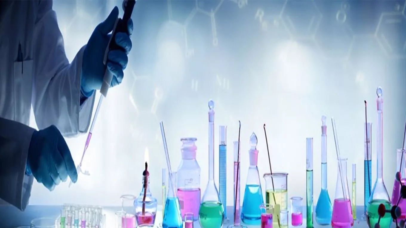 Tahran'daki Sina Chemical Distribütörlerinin laboratuvar ekipmanları ve kimyasal malzemeleri