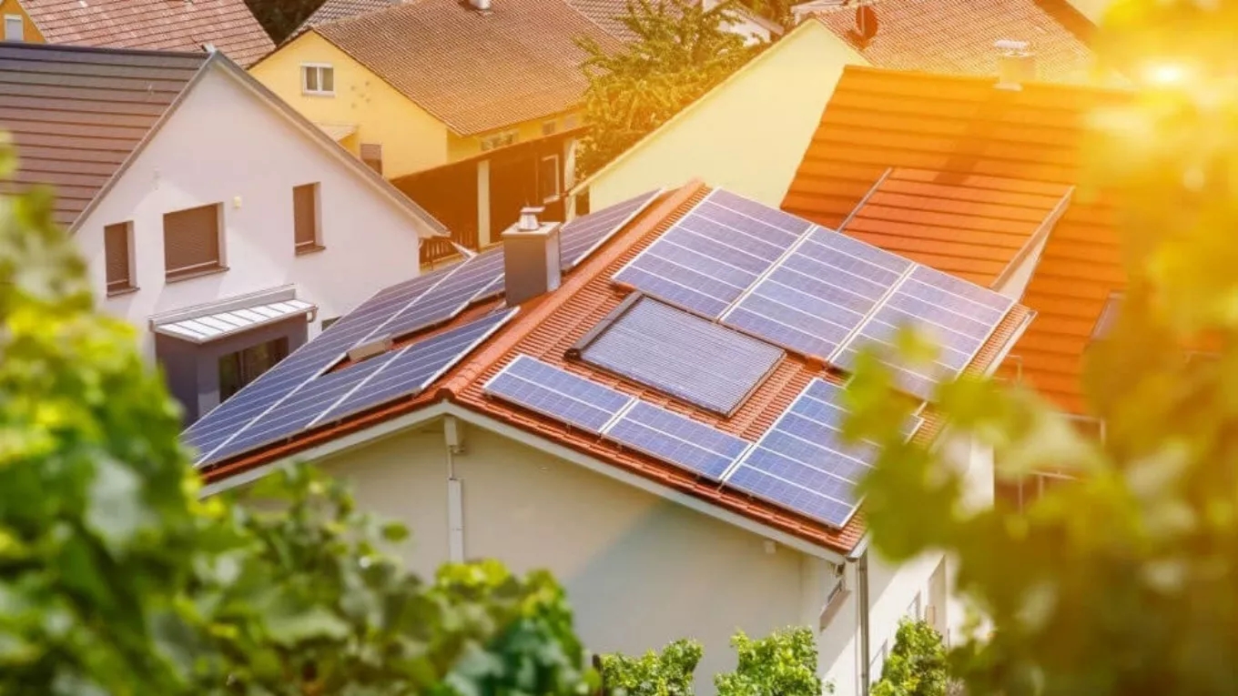 تركيب أنظمة الطاقة الشمسية والألواح الشمسية وأجزاء الطاقة الشمسية لشركة Part Energy في مشهد
