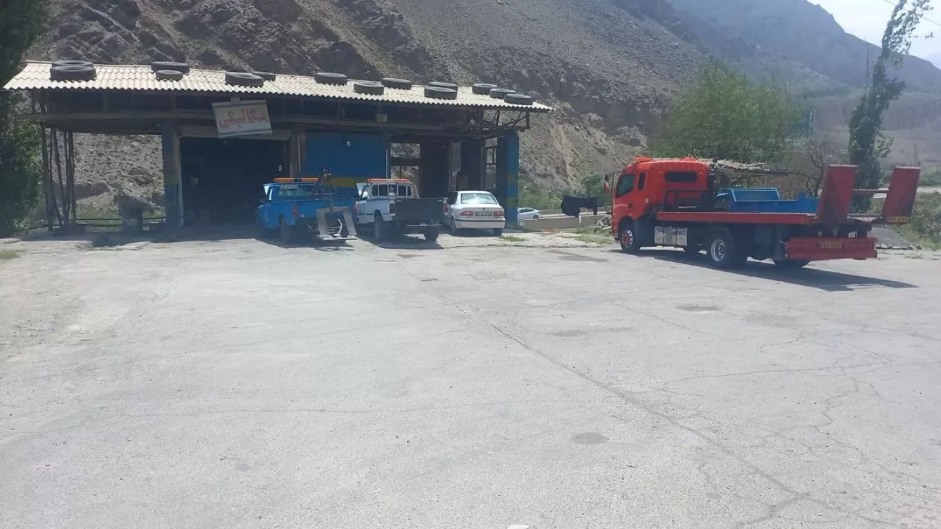 Car on and crane on Haraz Ghaem Road in Mazandaran 09119112006