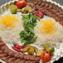 Kermanşah sahnesindeki Bidserukh Safarabadi restoranı ve hediyelik eşya dükkanı