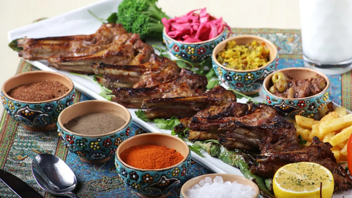 Kermanşah sahnesindeki Bidserukh Safarabadi restoranı ve hediyelik eşya dükkanı