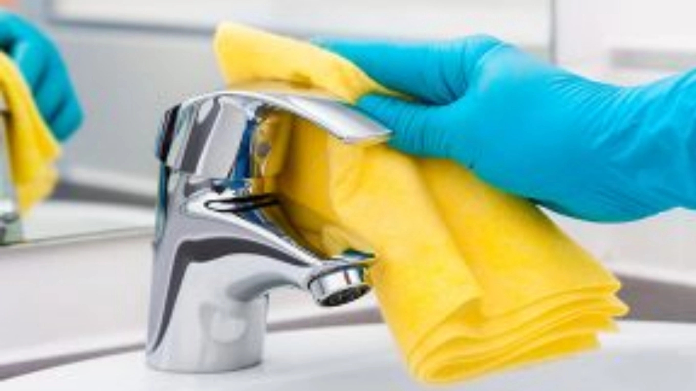 Simple and correct methods of turning on and cleaning faucets at home