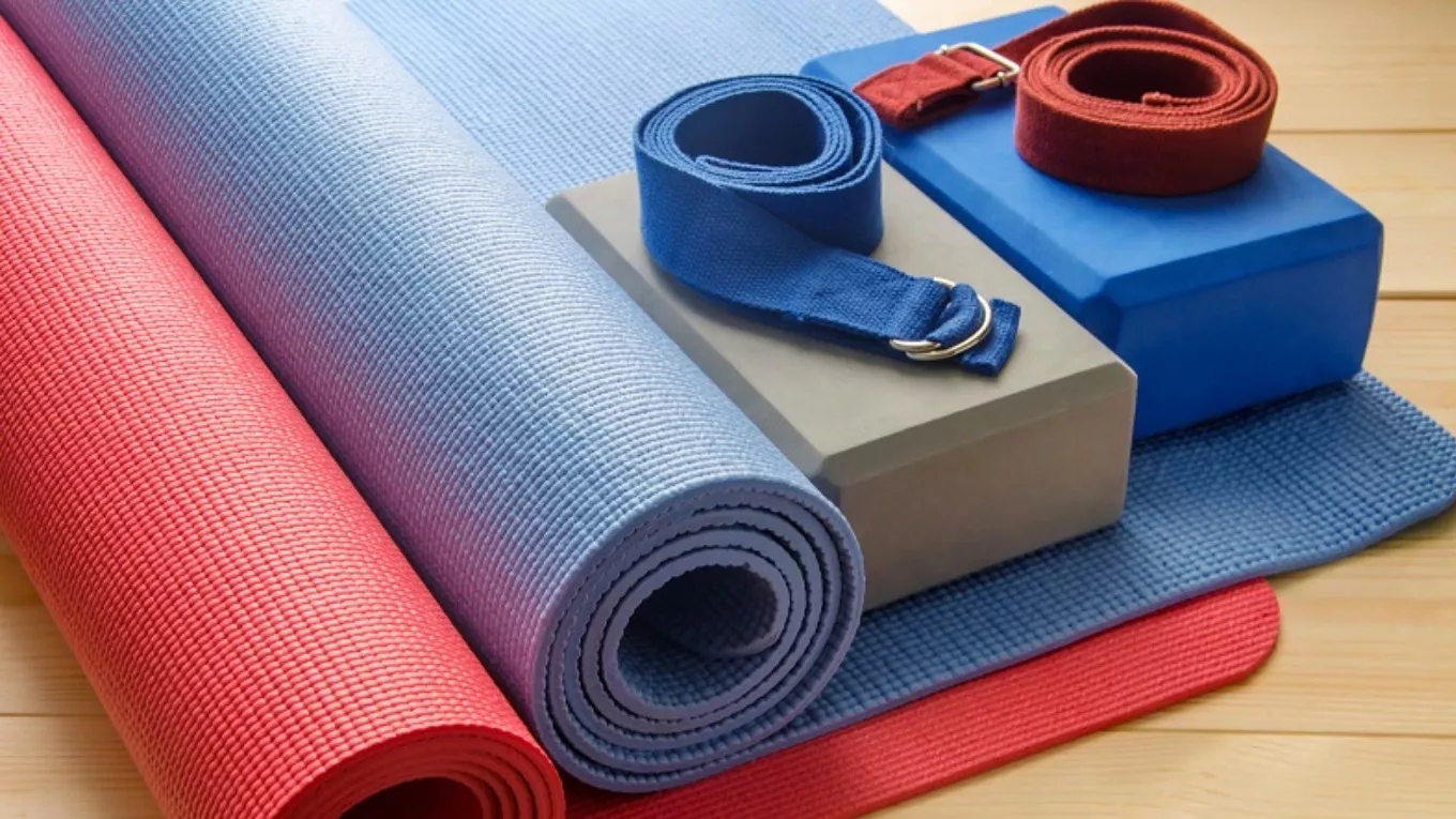 Yoga yapmaya başlamak için ihtiyacınız olan 10 spor ekipmanı
