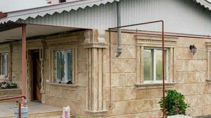 واجهة حجرية رومانية وكلاسيكية لمدينة أحمد