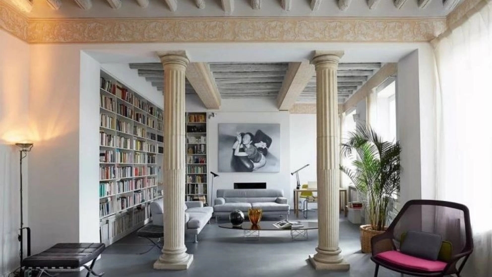 The use of stone columns in the interior decoration of the house