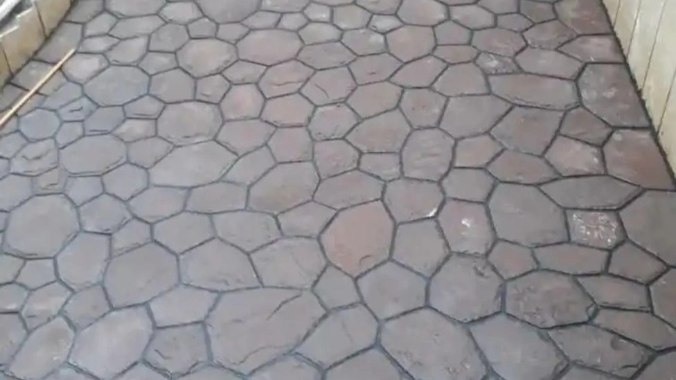 The implementation of stone slabs on the floor
