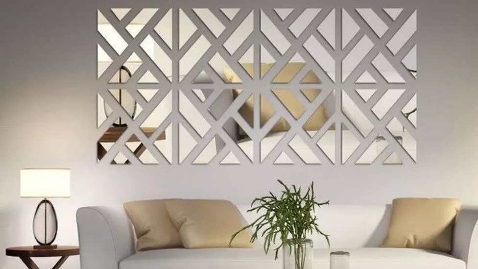The use of mirrors in the interior decoration of the house