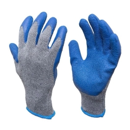Production of Raad work gloves in Karveh