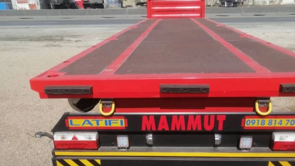 Kargo taşımak için düz platformlu römork uygulaması