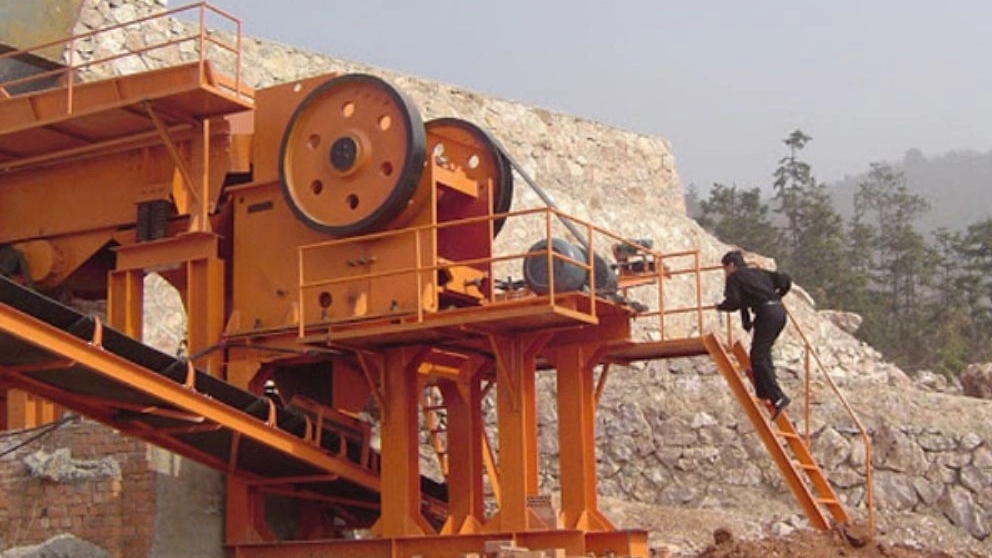 Stone crushing process in stone crusher machines