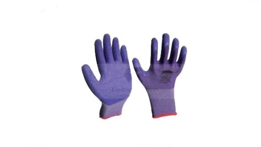 The use of gloves and helmets in work clothes