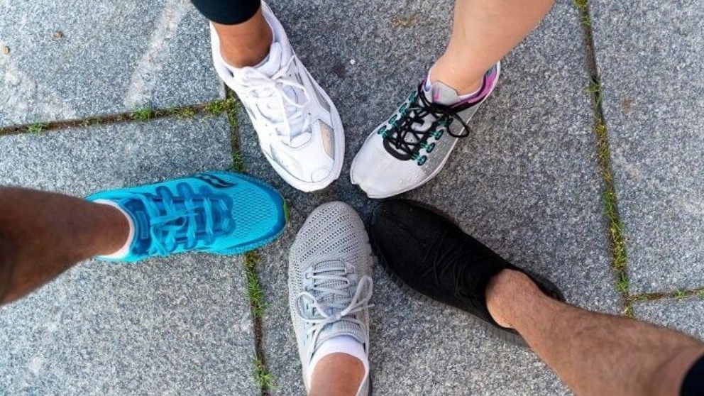 Differences between sports shoes and sneakers Differences between sports shoes and sneakers