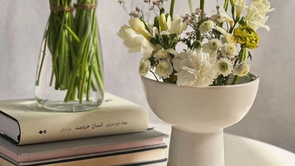 مزهرية سيراميك مع قاعدة مزهرية سيراميك مع قاعدة
