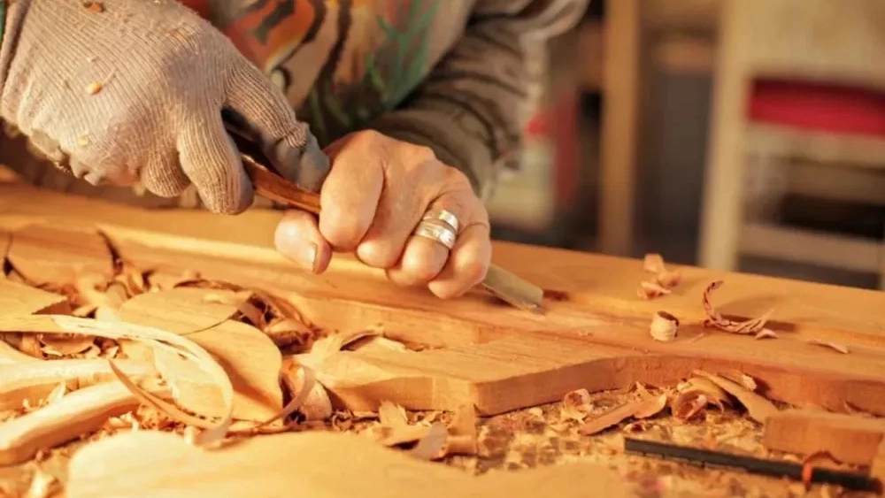 Performing artistic carpentry in Tabriz