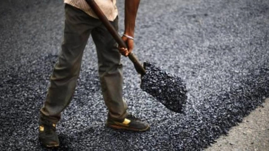 Asphalt implementation of civil roofing works Asphalt implementation of civil roofing works