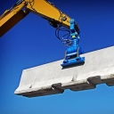 Shafii crane, loading and unloading cargo around the clock in Shiraz