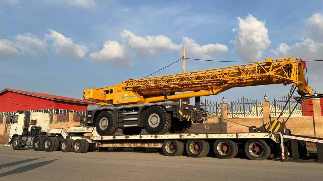 Shafii crane, loading and unloading cargo around the clock in Shiraz