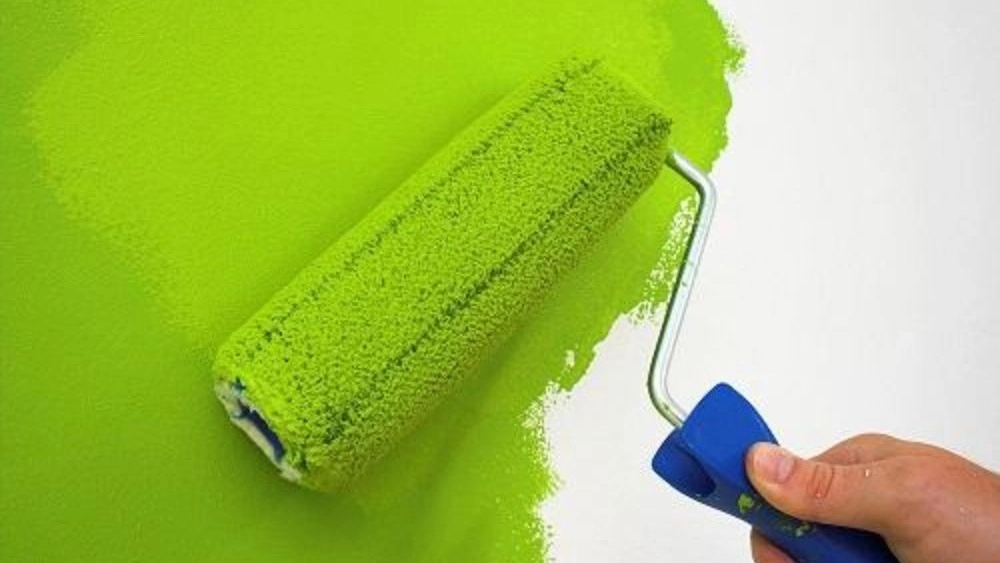 Performing oil, plastic and acrylic paint in Isfahan
