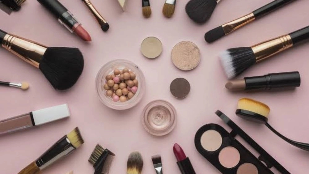 Nina Shop, selling cosmetic products and underwear for men and women in Neka