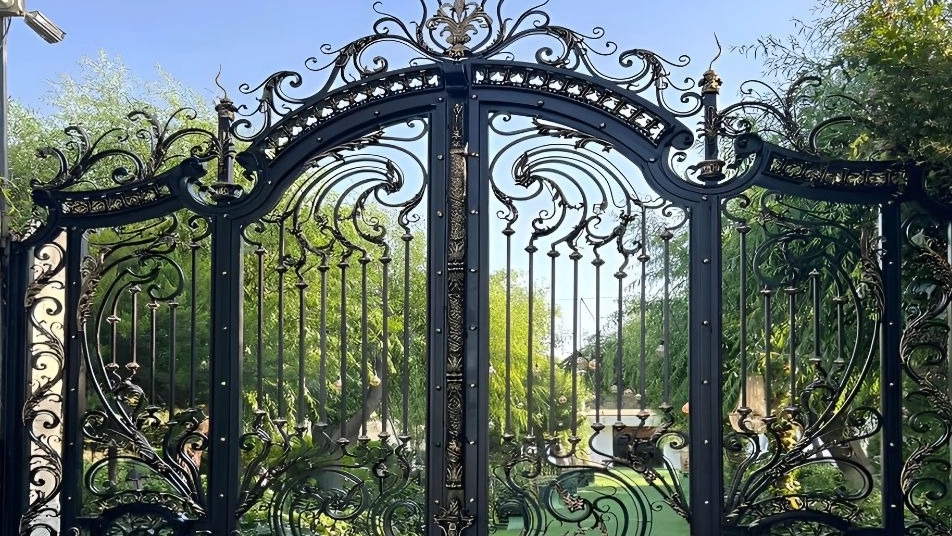 Selling all kinds of wrought iron door models in Tehran