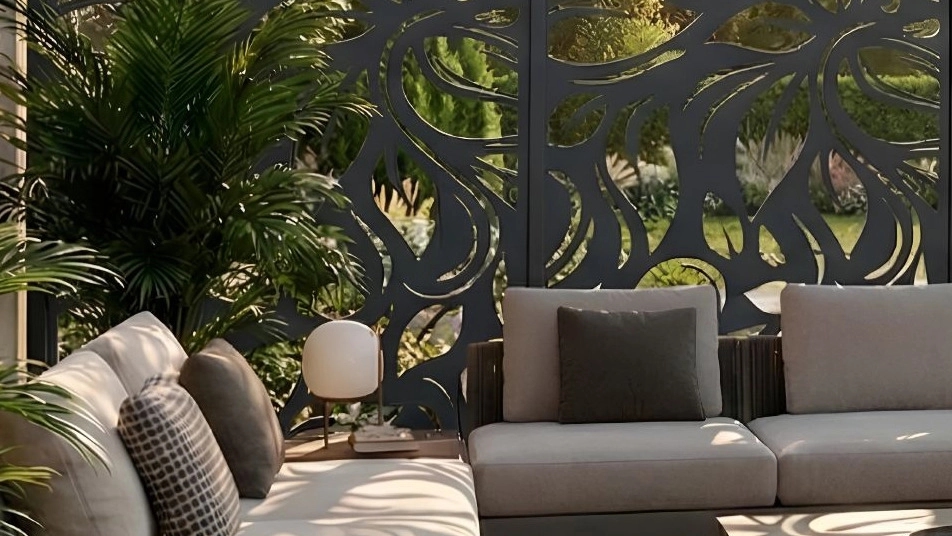 Tahran'da alanı ayırmak için desenli bir metal panel tasarlamak