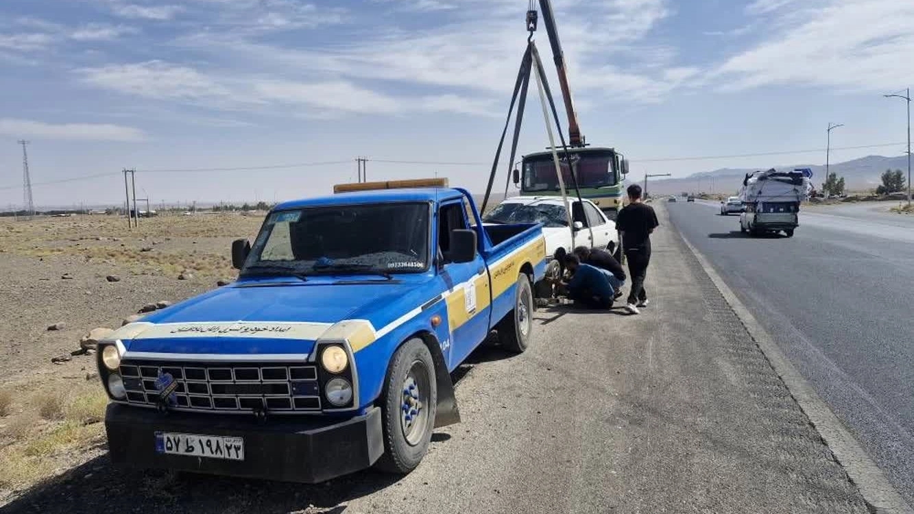 Preparation of the Peugeot car that was diverted on the Kashan Badroud freeway and transported by a tow truck