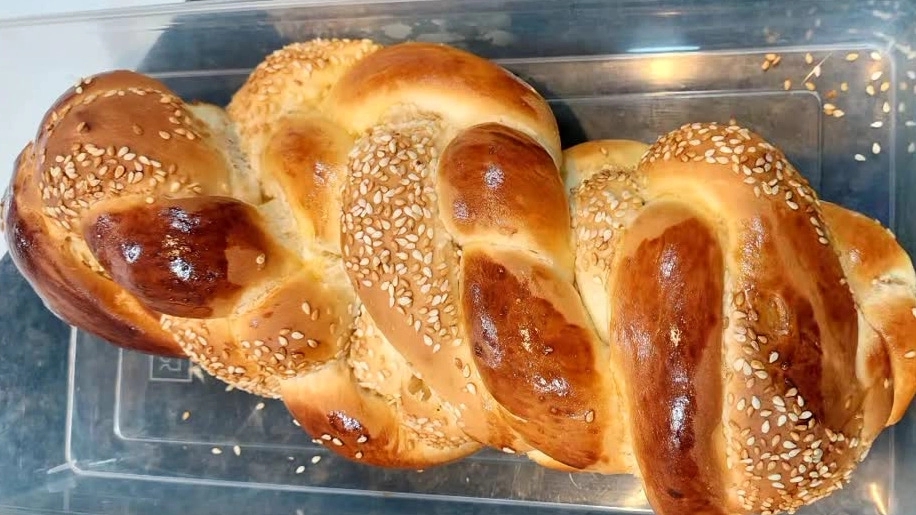 Baking large and semi-large fancy bread for cafes