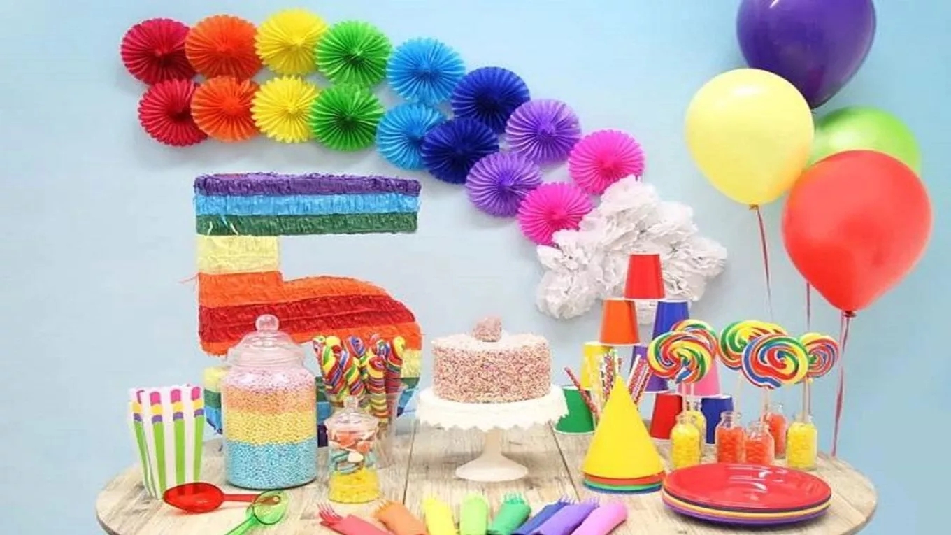 Balloon decoration with white feathers in Rasht