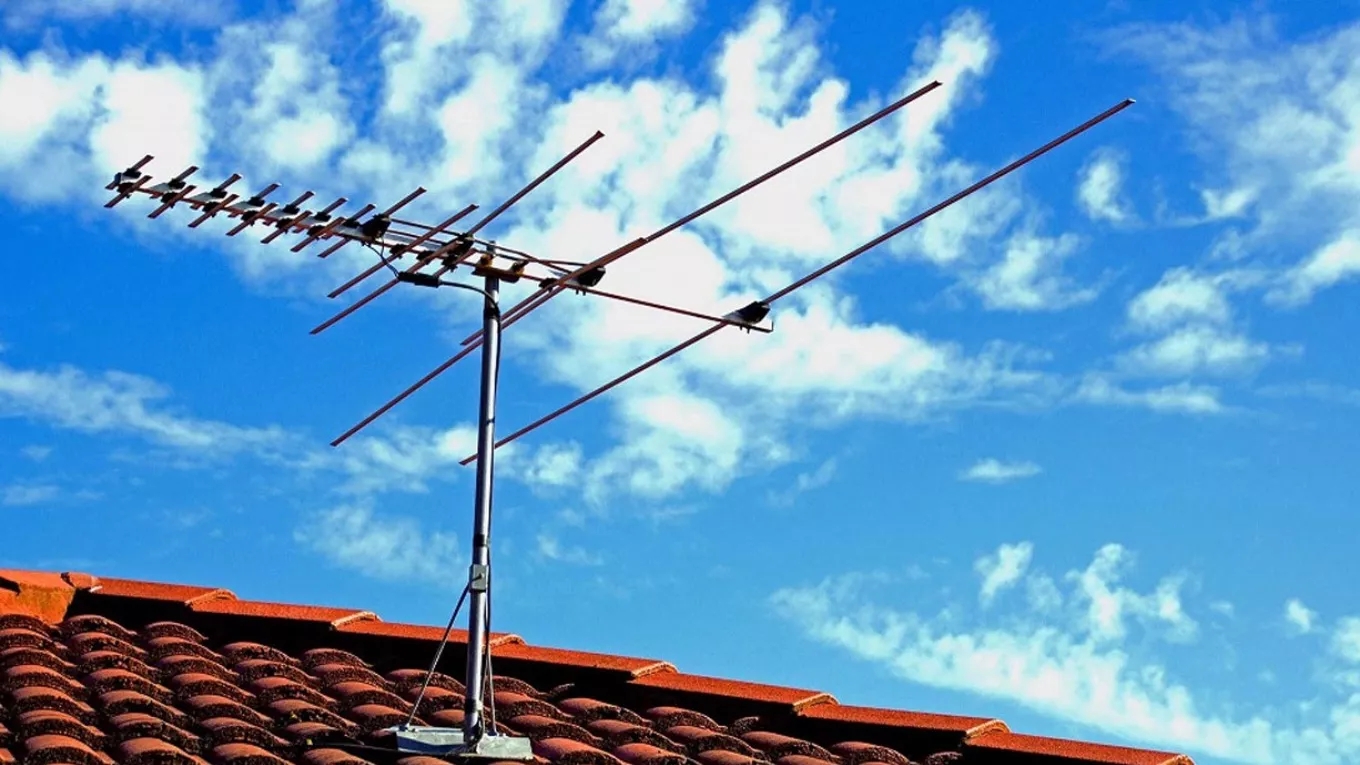 Installation of Fereydoni antenna in Shiraz