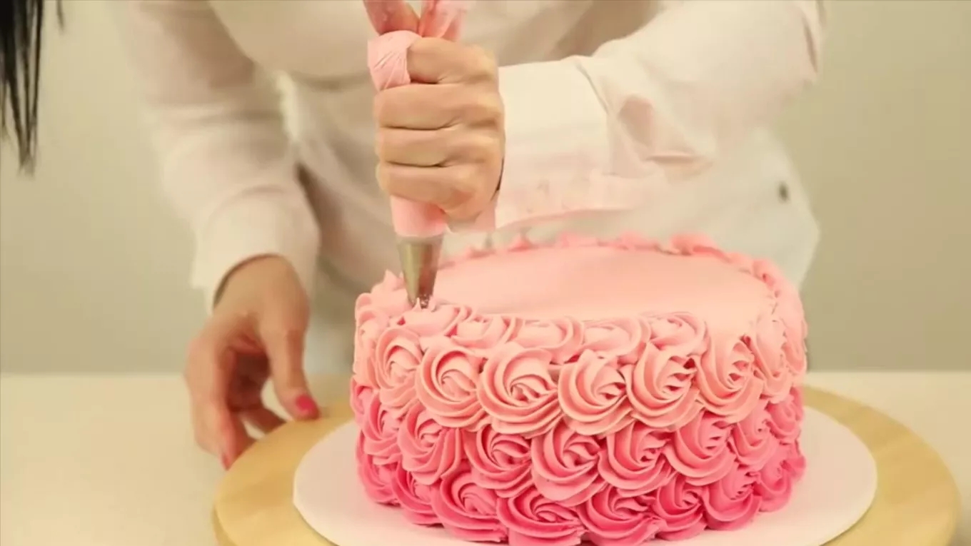Selling Sara's homemade cakes in Rasht
