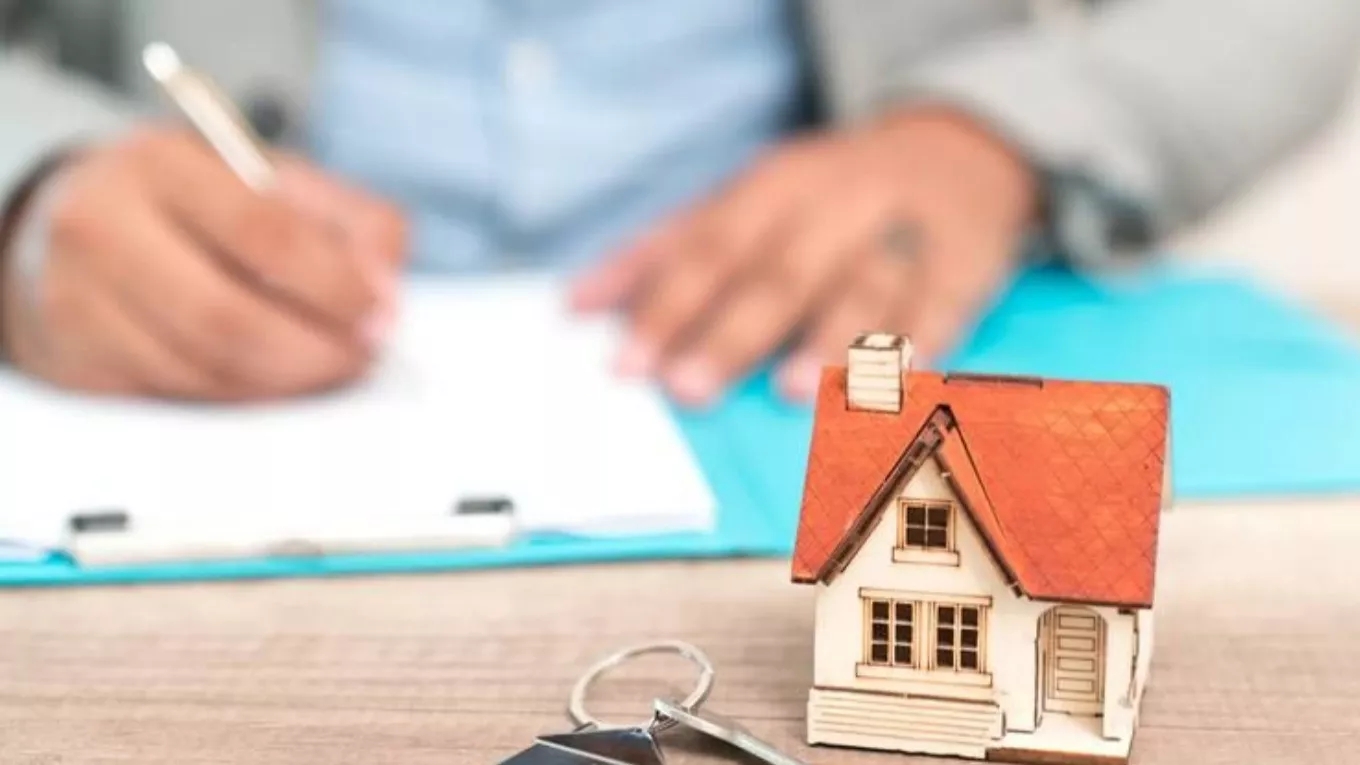 What does a real estate agent do for a living?