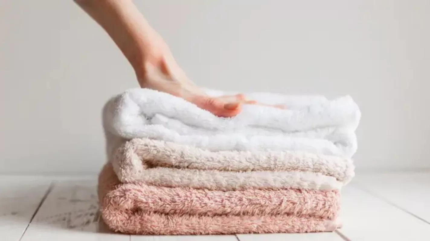 How to remove lint from the towel?