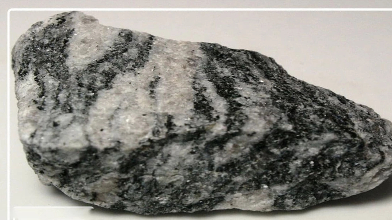 Examination of gneiss in terms of structure