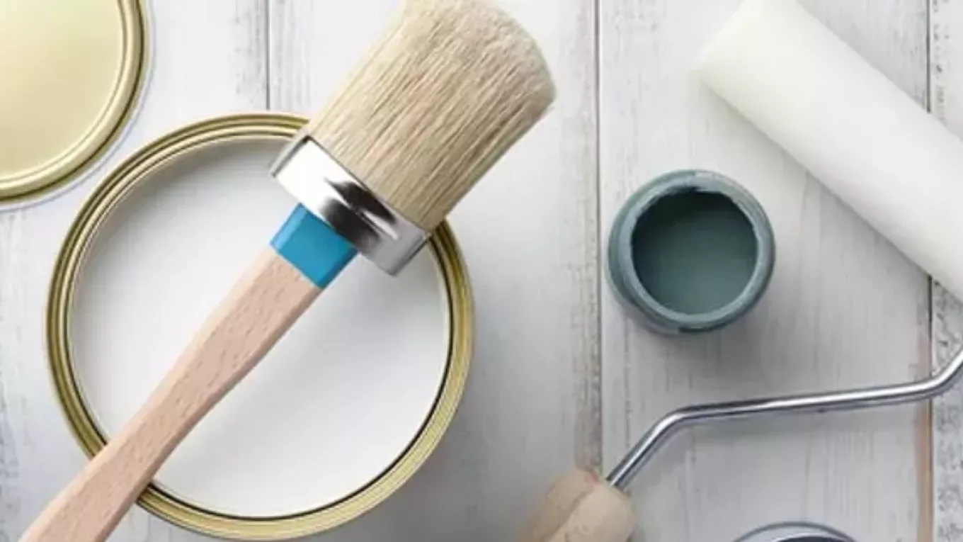 The difference between oil paint and plastic for building painting