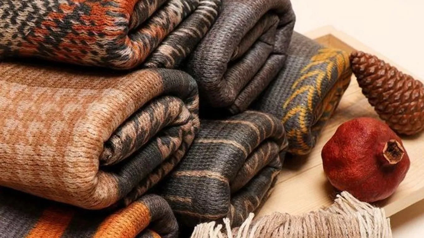 What pattern is suitable for shawls and scarves in autumn and winter?