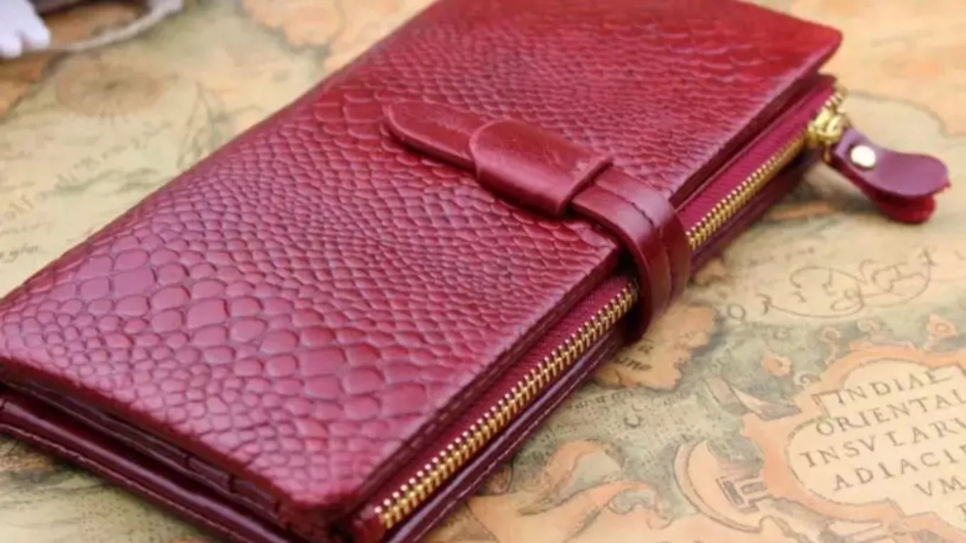 How to protect a leather bag from damage caused by water and humidity