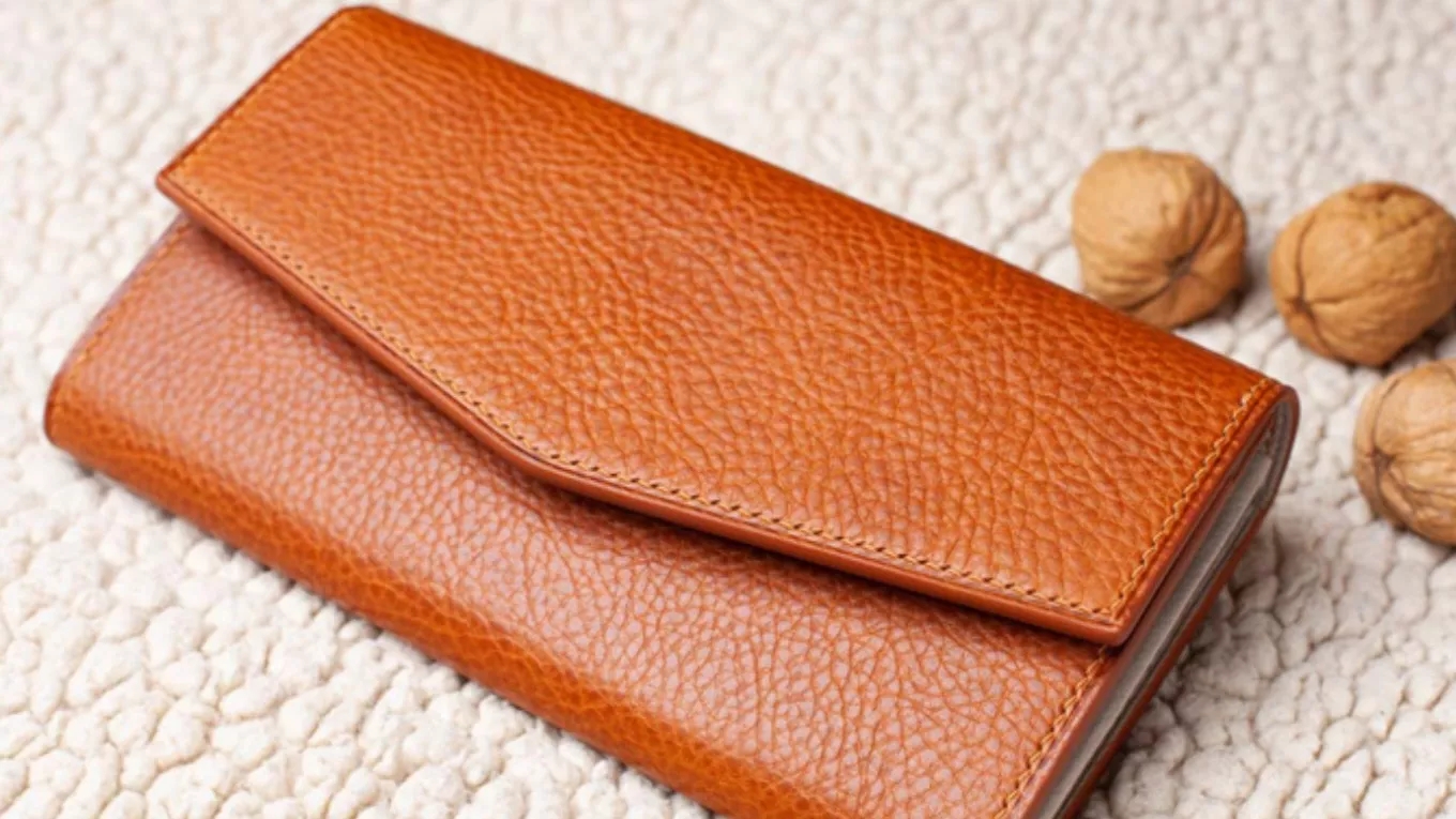 What are the characteristics of a high-quality leather bag?