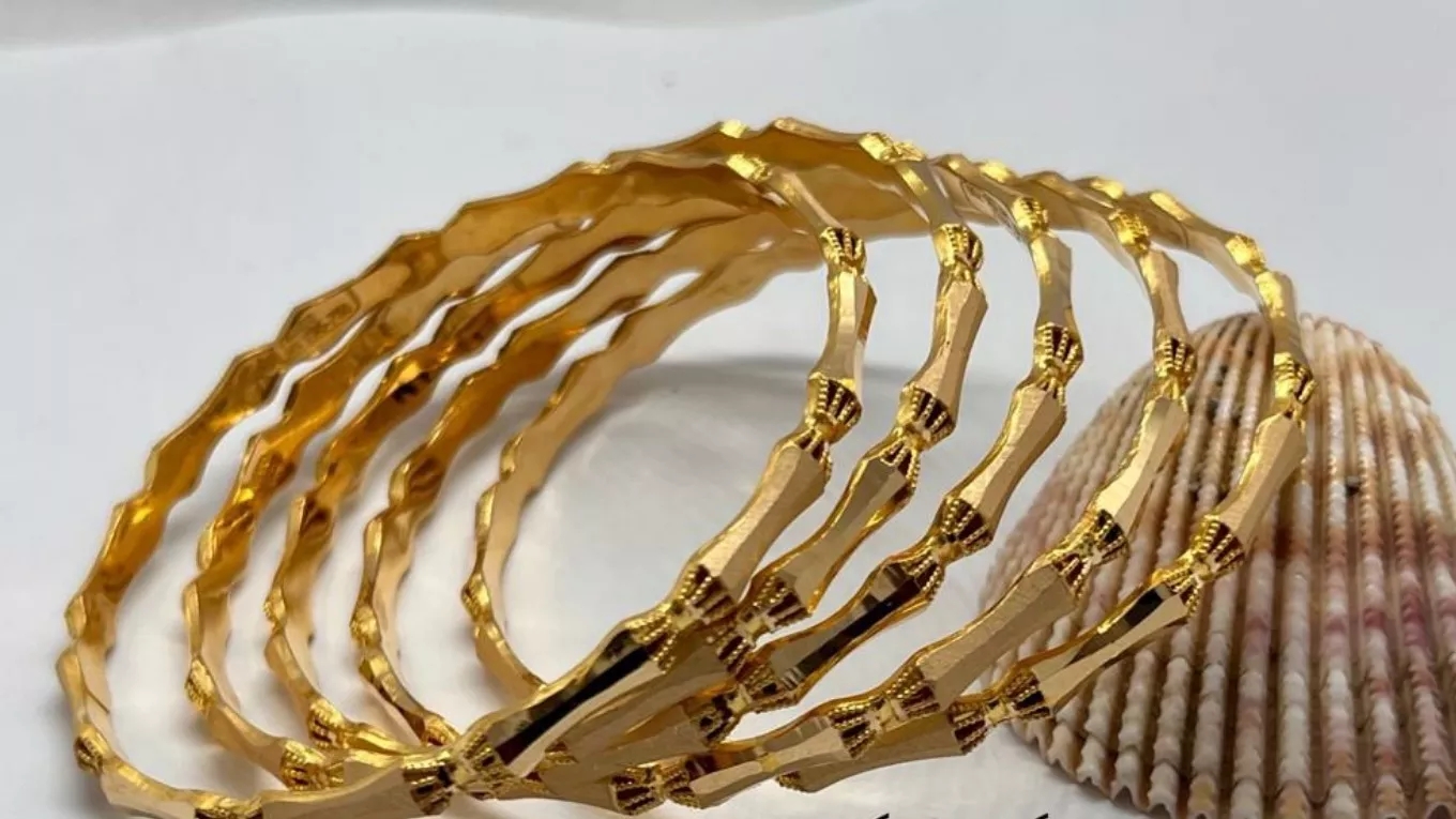 All kinds of gold bangles