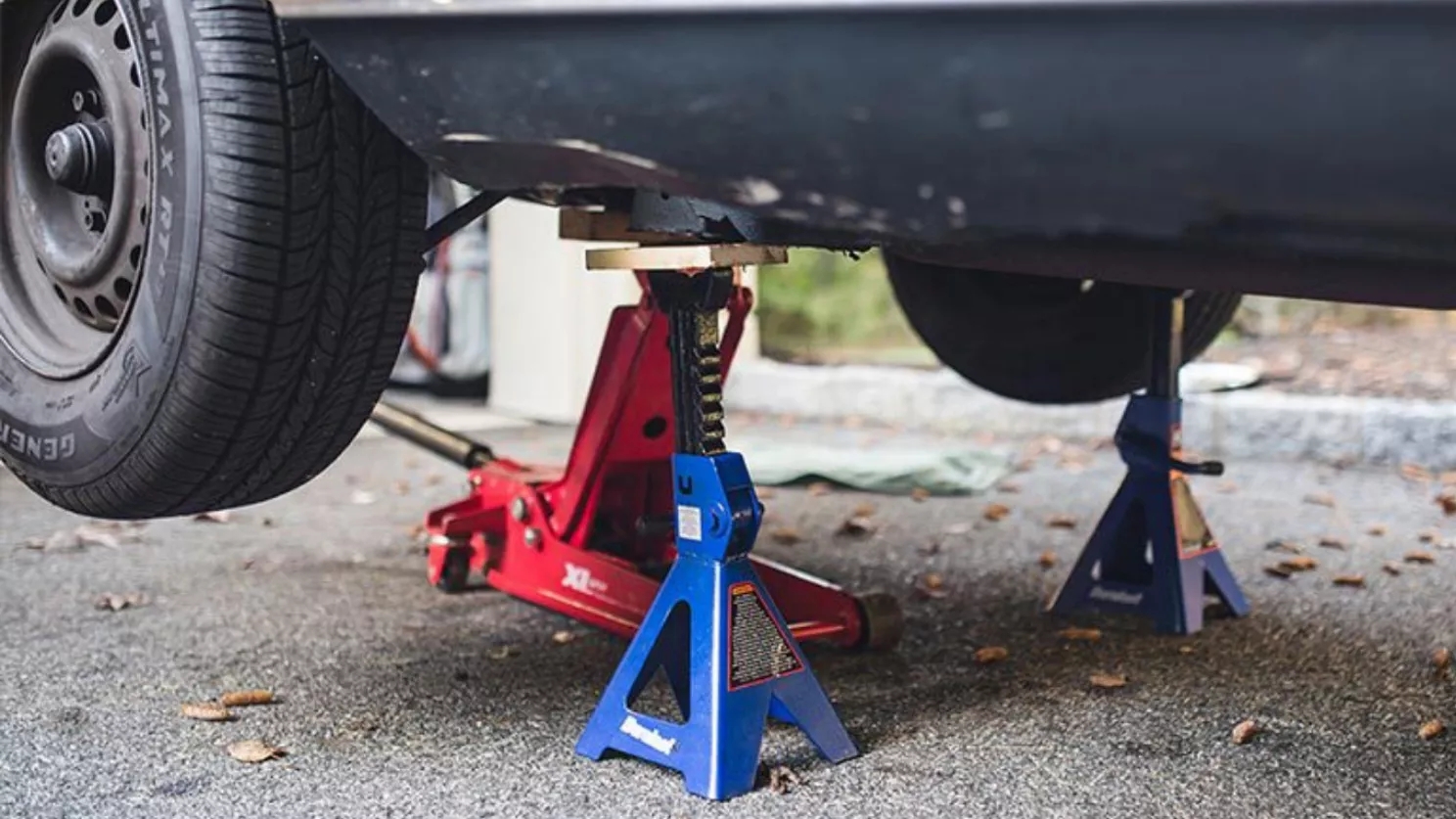 Hydraulic jack, the most widely used device in the car