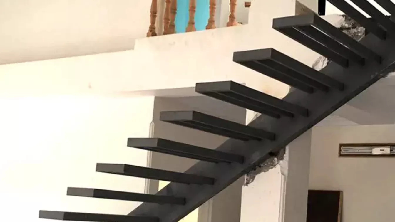 Implementation of metal suspended stairs and its application in the building