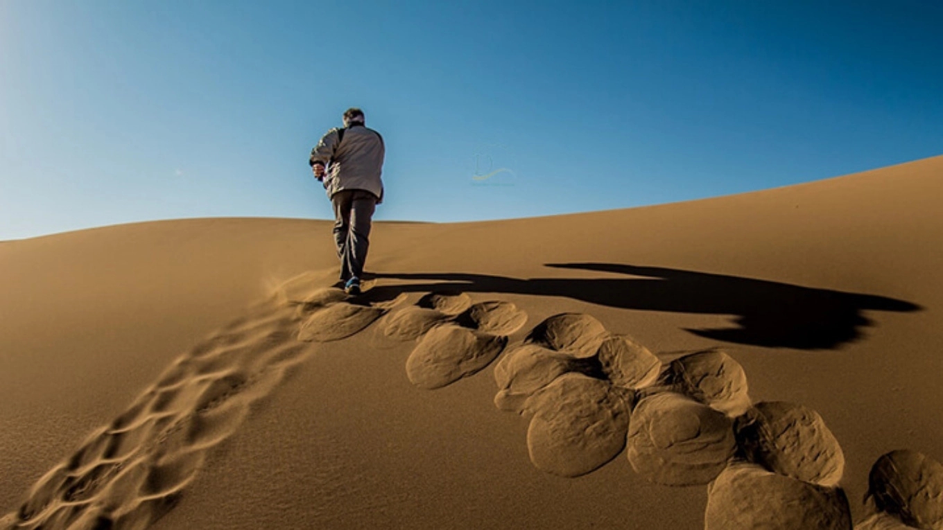 Why should we go on a desert trip with a guide?