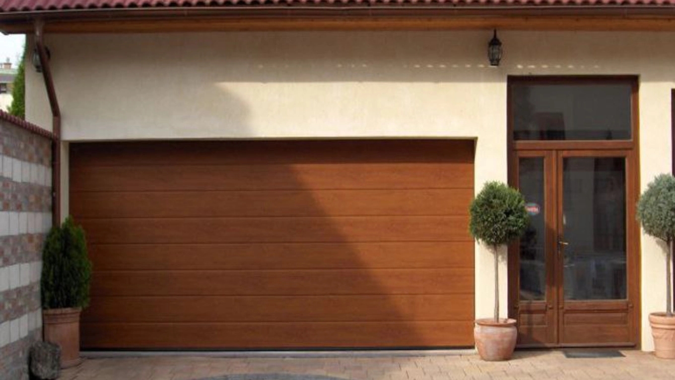 Automatic sectional door