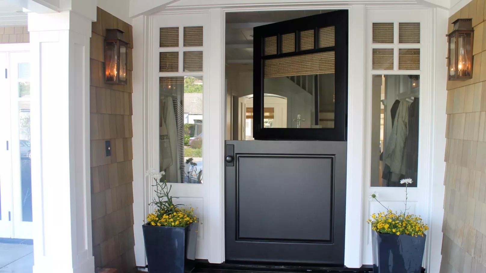Advantages of doors made of plastic, wood and aluminum