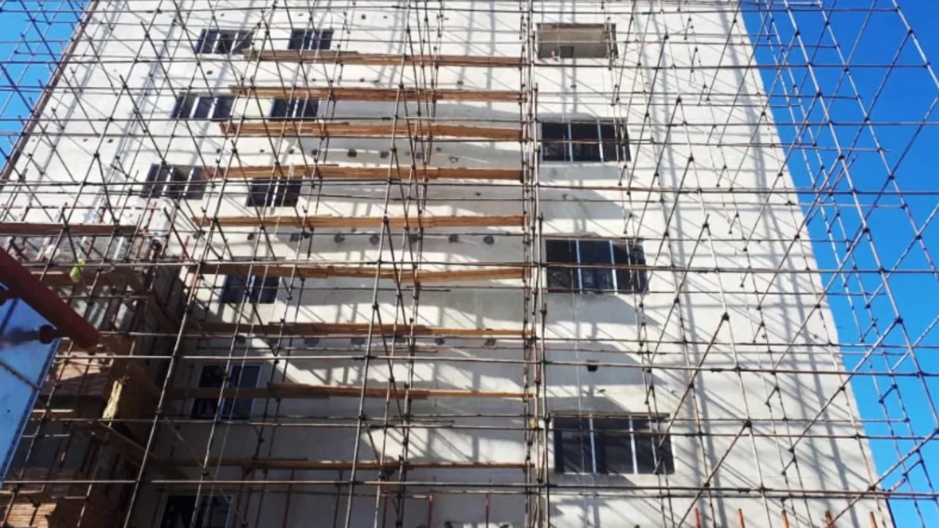 Long metal scaffolding