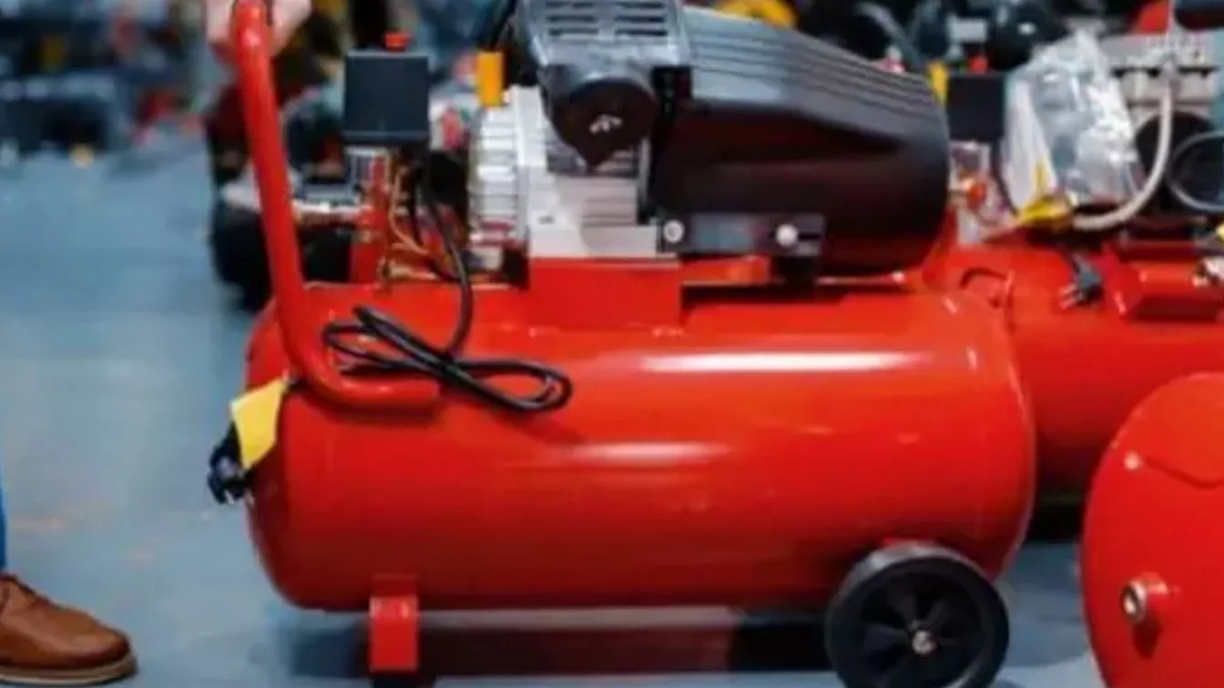 What are the most important factors that determine the price of a piston compressor?