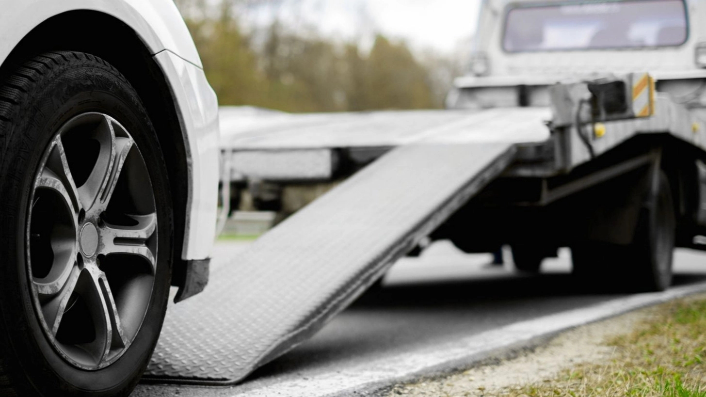 Car and crane assistance and car technical services by Reza Bagheri in Manjil