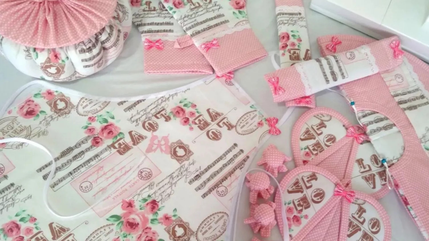 What does the kitchen cloth service include?