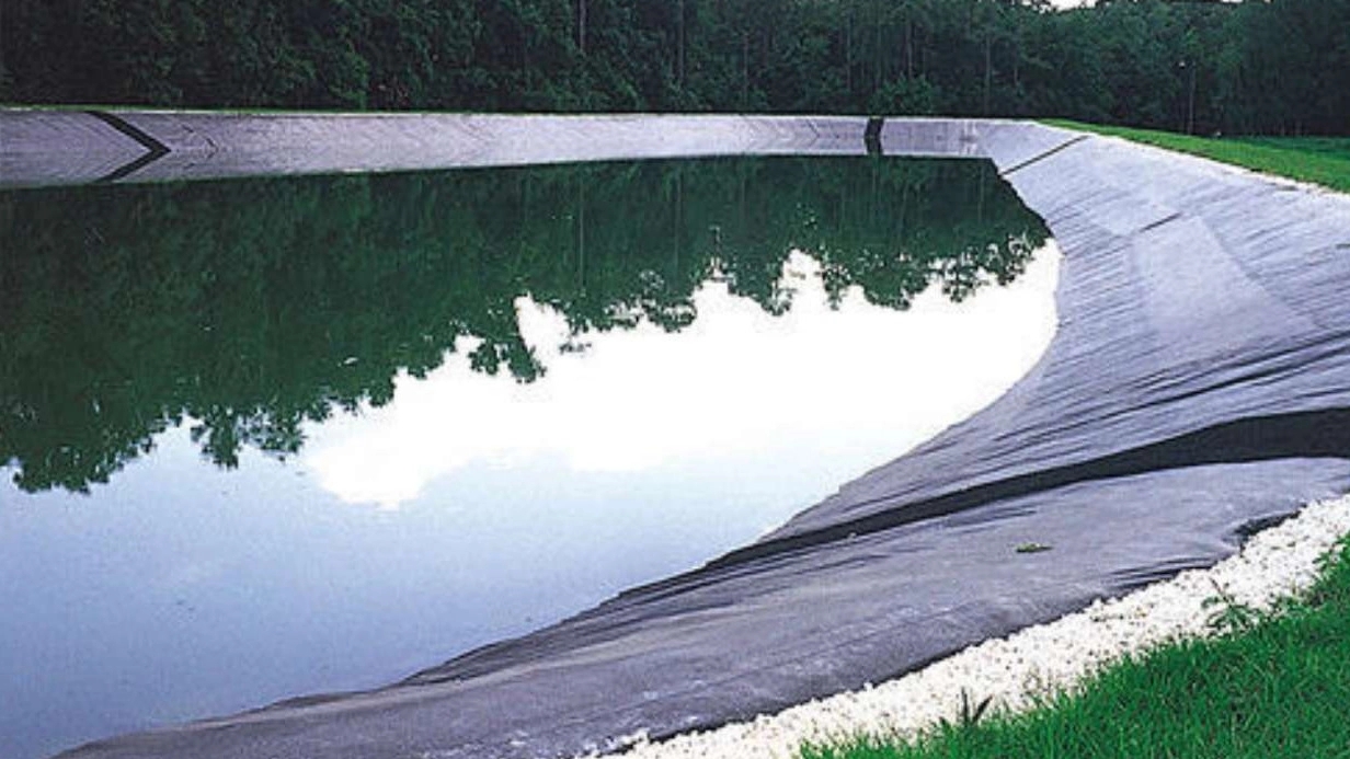 Advantages and how to build a geomembrane polymer pool
