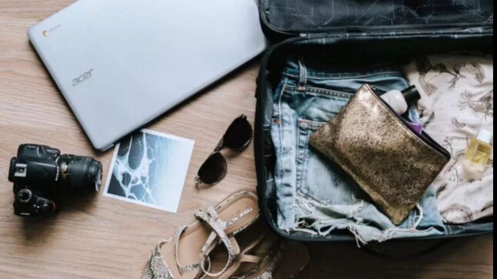 The professional trick of closing the suitcase and collecting the travel items