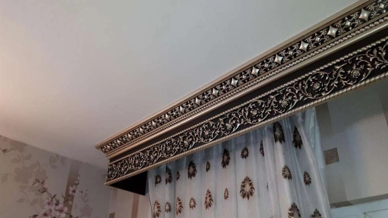 کتیبه پرده چیست و چه تأثیری در زیباسازی محیط دارد؟